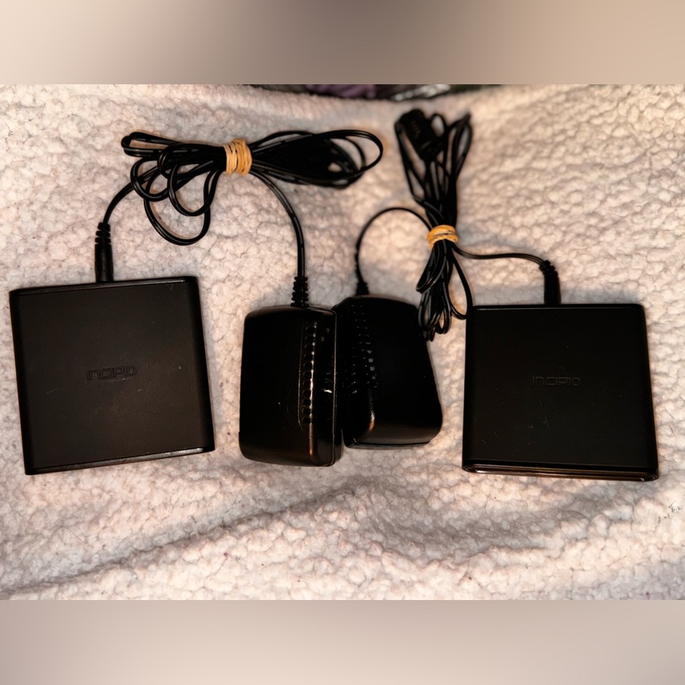 2 Incipio cell phone chargers. Works with any Ql Iphone and Android.